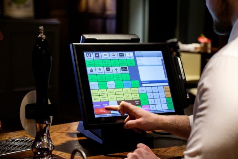 System POS dla restauracji vs sklepu – czym się różni oprogramowanie i jakie funkcje są ważne?