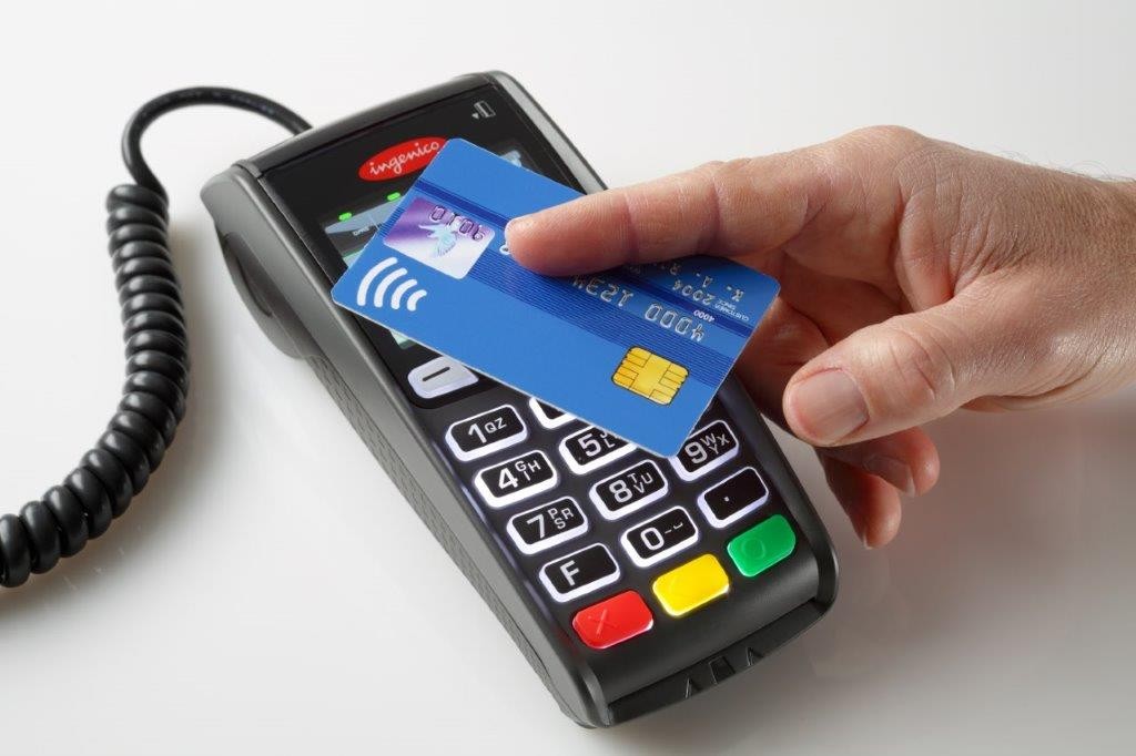 Jak wybrać terminal płatniczy dla małej firmy – opłaty, modele i integracja z kasą fiskalną